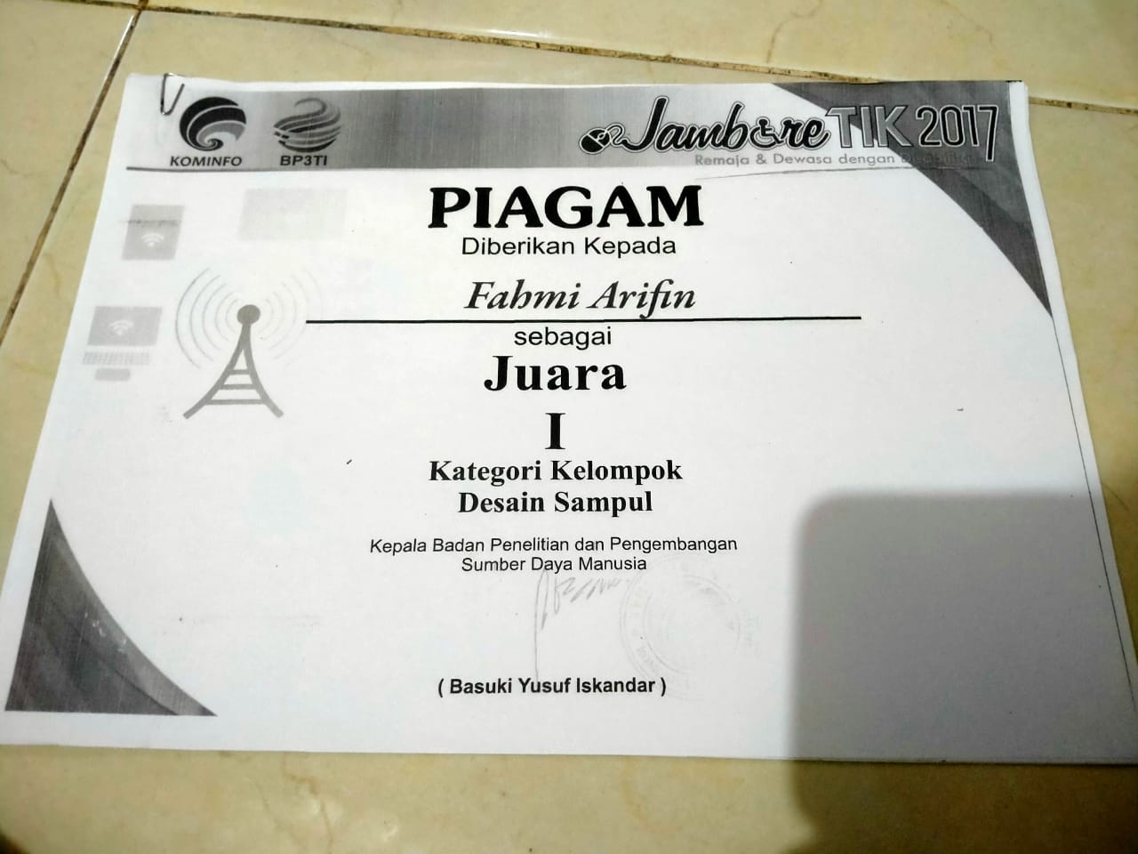 Gambar Sertifikat Juara 1 Kelompok Desain Sampul